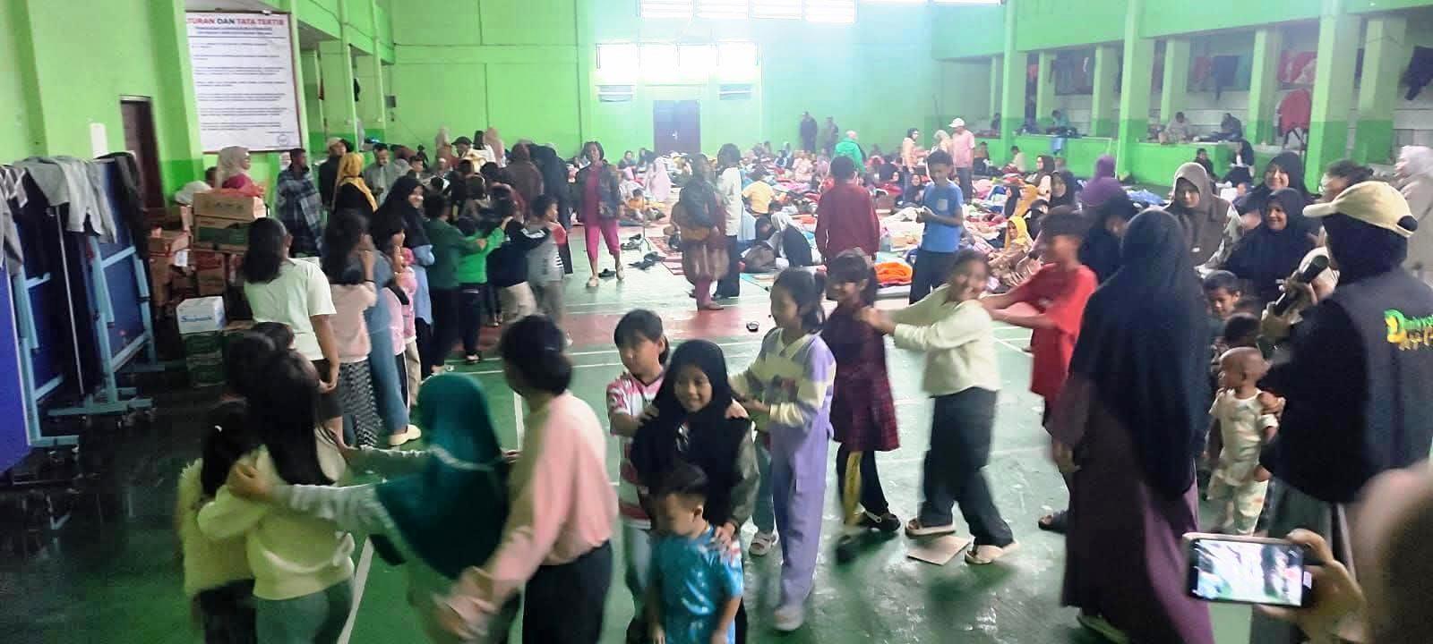 Suasana warga Padang Panjang berada dilokasi pengungsian di GOR Chatib Sulaiman Bancah Laweh.
